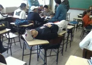 Alunos desatentos em sala de aula